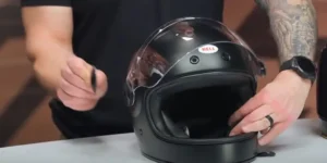 The Bullitt full face helmet is designed with integrated speaker pockets that accommodate most modern Bluetooth systems while maintaining the helmet's classic lines.
The pockets measure 52mm in diameter and 12mm deep, providing ample space for speakers from popular brands like Sena, Cardo, and Scala Rider.