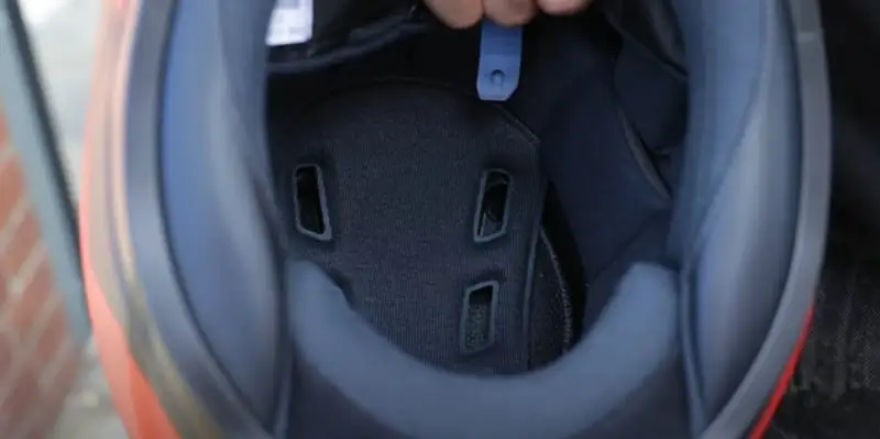 The interior is built for comfort and convenience. The cap features removable and washable crown and cheek pads, so you can keep the inside fresh and clean.