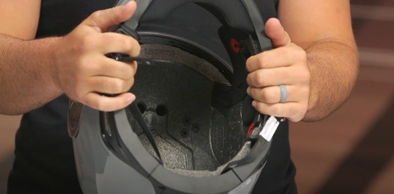 The S3 helmet features a seamless, Oeko-Tex 100-certified interior, fully removable and washable.
The eight-piece comfort liner, including specialized cheek pads and a neck roll, delivers a tailored fit. I noticed the padding complexity makes removal a bit tricky, but the hygiene and long-term comfort benefits are worth it.