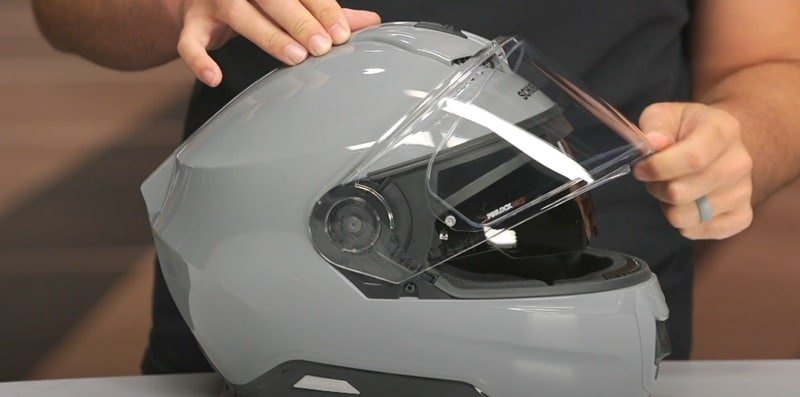 This new Schuberth S3 helmet is fitted with a Class 1 optics visor, providing distortion-free vision and a wide field of view.
The “City Position” detent allows for increased airflow at low speeds, and the visor swaps easily with a lever mechanism. The Pinlock 120 anti-fog lens comes pre-installed, ensuring clear sightlines in all weather.